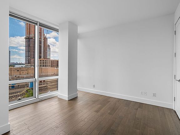 5th image of 5-19 Borden Ave #3F