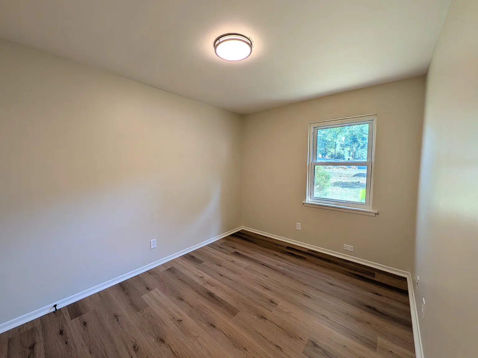 3 bed, 1.5 bath, 975 sqft, $1,295 — Photo 3