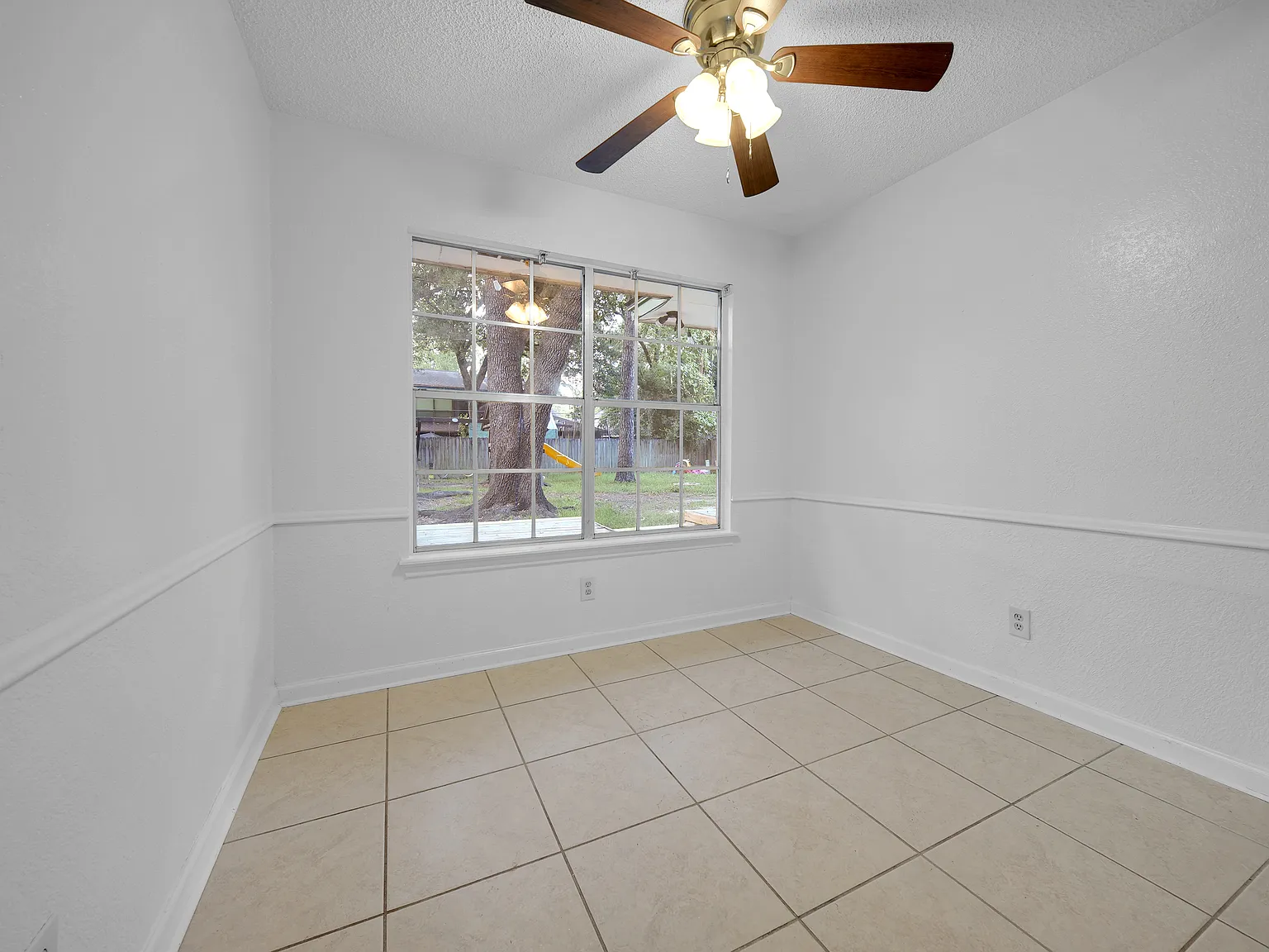 5 bed, 2.5 bath, 2606 sqft, $2,490 — Photo 2