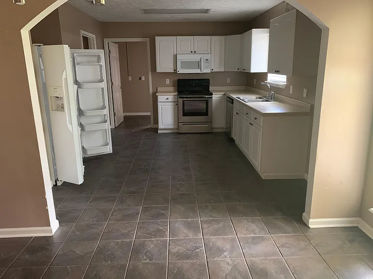 711 Westwind Dr — Photo 4