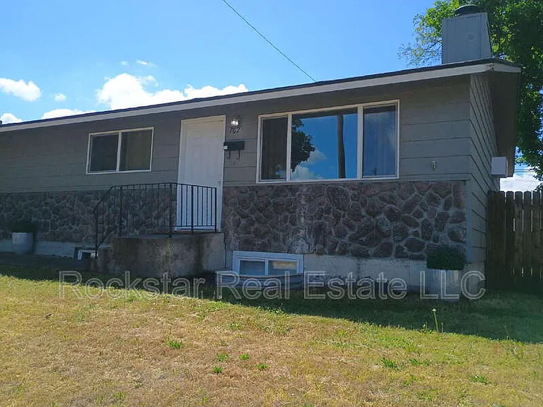 702 E Bridgeport Ave — Photo 2