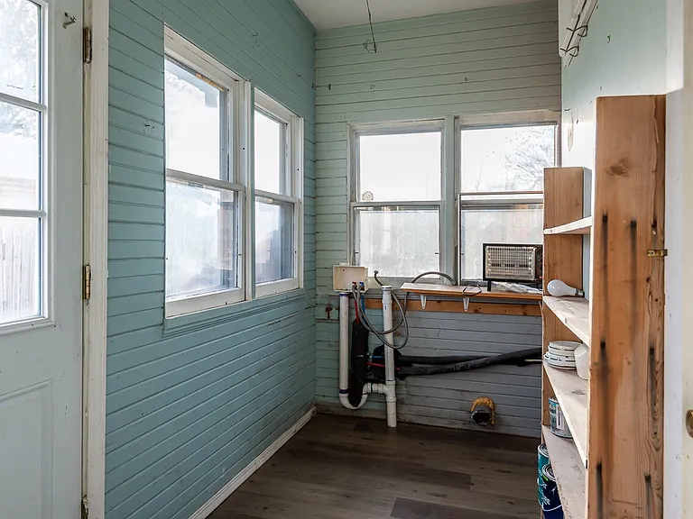 220 S Lewis St — Photo 2