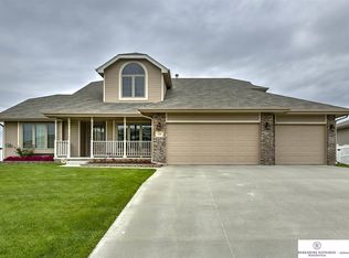 1906 Apollo Ln, Papillion, NE 68133