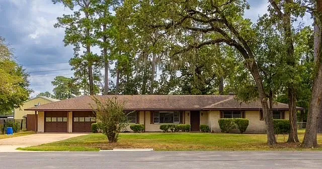 3 bed, 1.0 bath, 1741 sqft, $1,800 — Photo 2