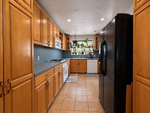3rd image of 2138 Longwood Ln