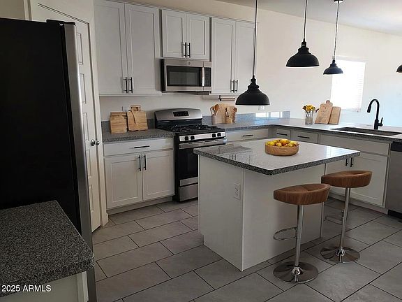 3rd image of 2586 N ABBEY Road