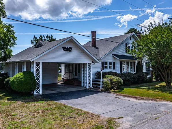 62 Claybrook Ave, Kilmarnock, VA 22482