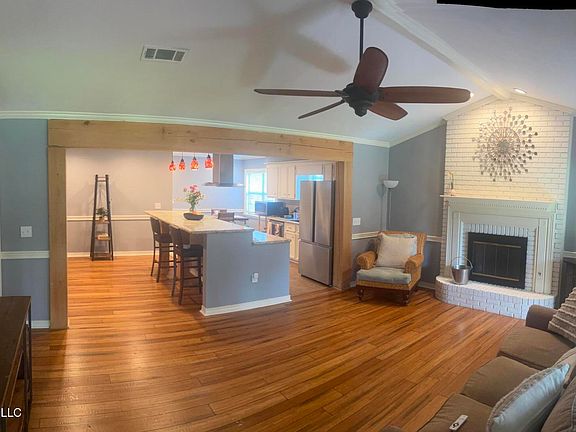 3rd image of 556 Brookstone Cir