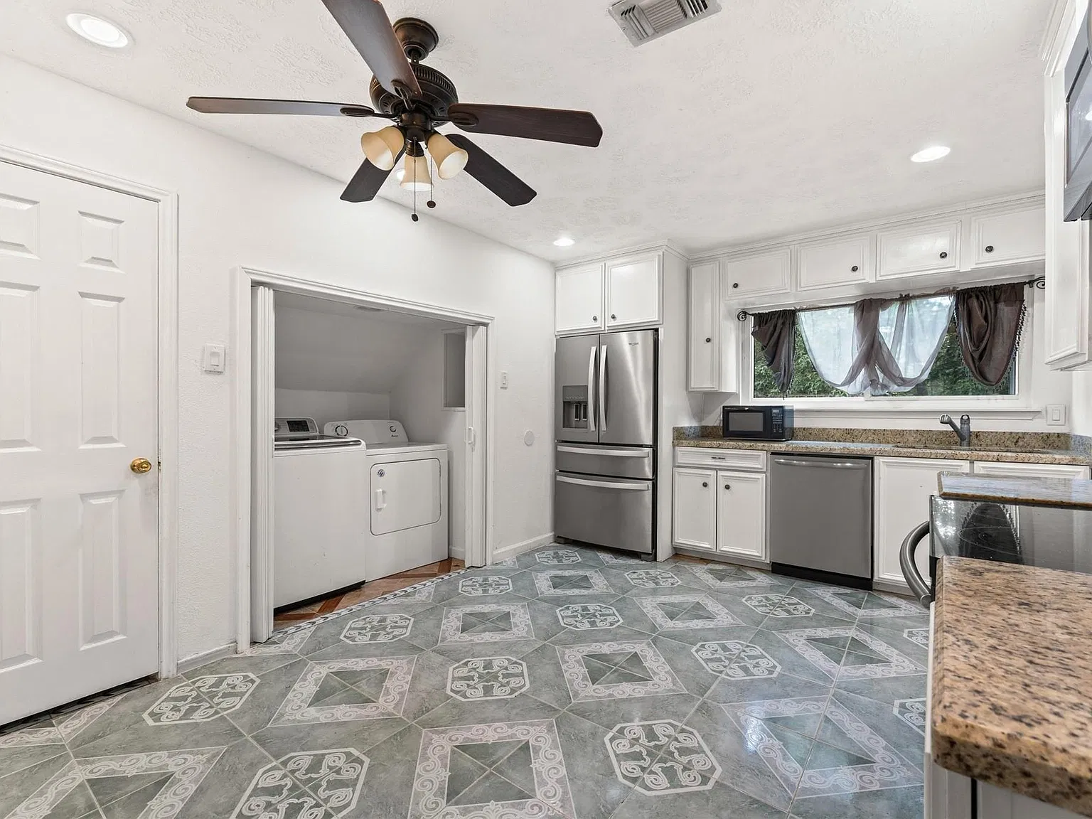 2 bed, 1.5 bath, $1,650 — Photo 3