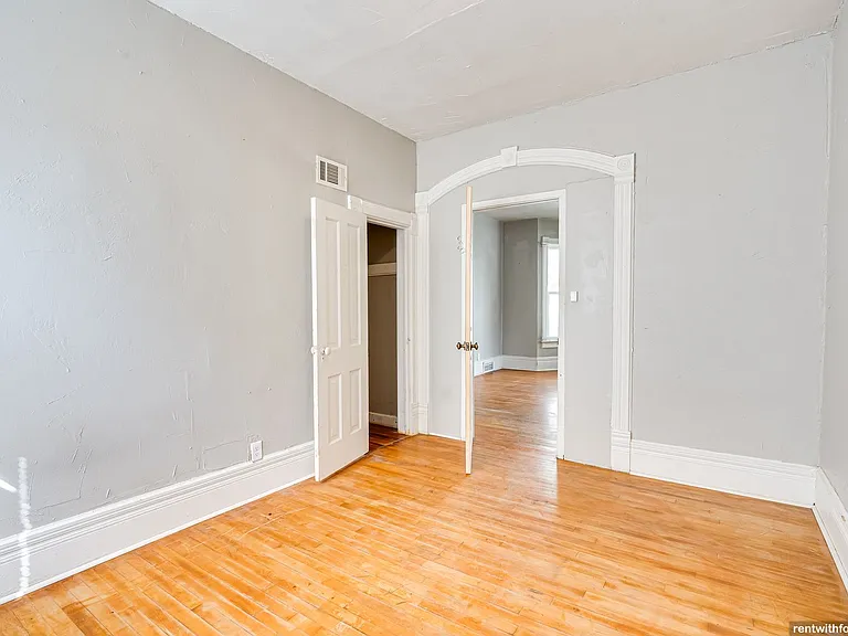218 E. 8th St. — Photo 8