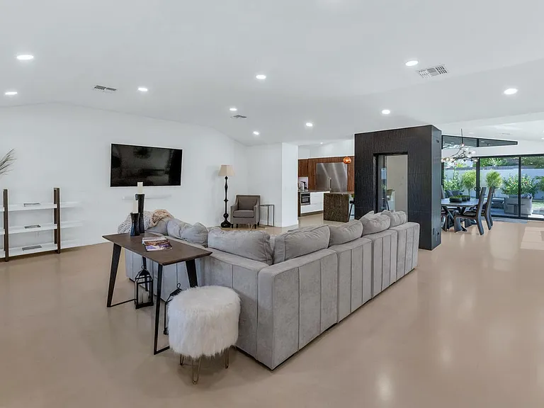3420 E Oregon Ave — Photo 5