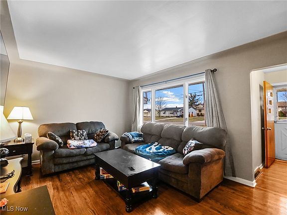 4th image of 565 Powers Ave