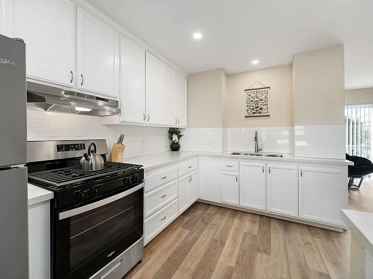 450 Manhattan Ave — Photo 9