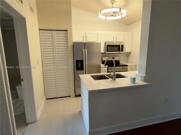 2851 N Oakland Forest Dr, Fort Lauderdale, FL