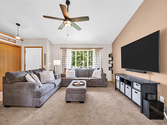 5th image of 869 Augusta Cir