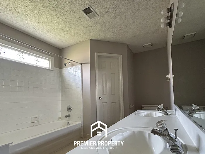 4985 Barrington Cv — Photo 12