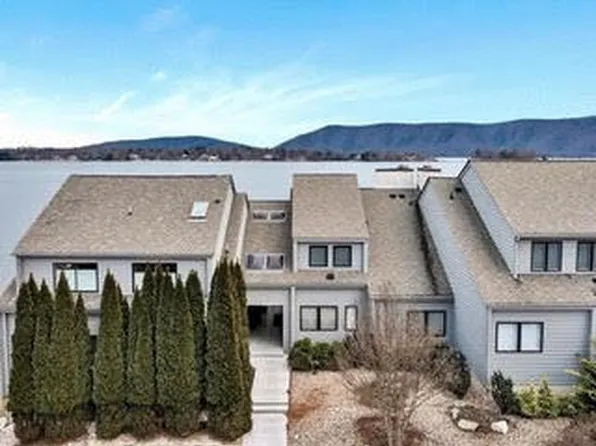 278 Peninsula Point Dr, Moneta, VA 24121