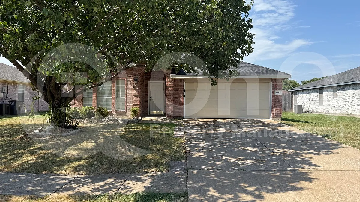 4 bed, 2.0 bath, 1860 sqft, $2,275 — Photo 2