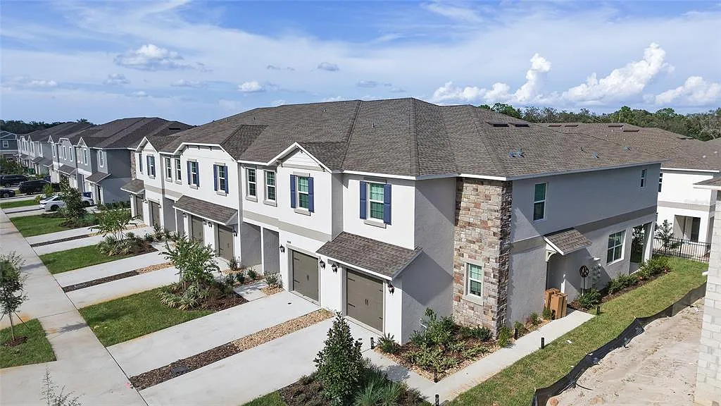 3 bed, 2.5 bath, 1666 sqft, $2,150 — Photo 2