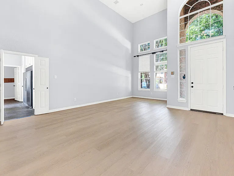 1413 Westmont Dr — Photo 4