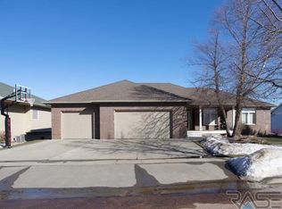 212 S Country Club Ave, Brandon, SD 57005