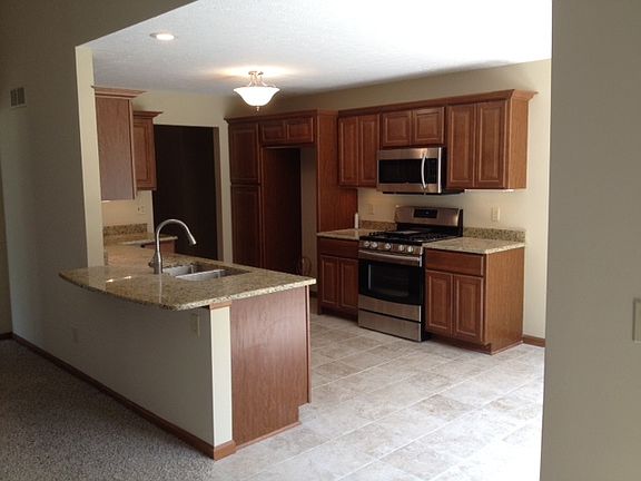 3rd image of 21 South Hampton Circle