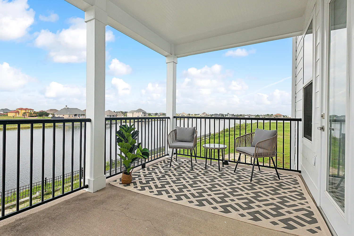 Lakeshore Condominium — Photo 3
