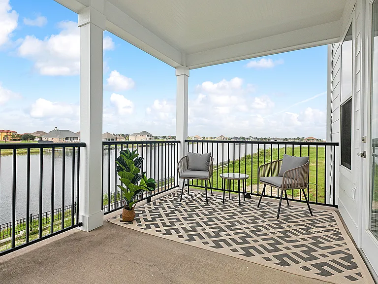 Lakeshore Condominium — Photo 3