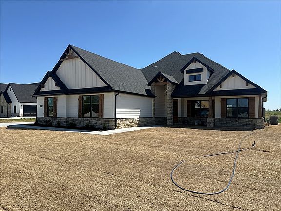 3rd image of 305 Jenna Ln