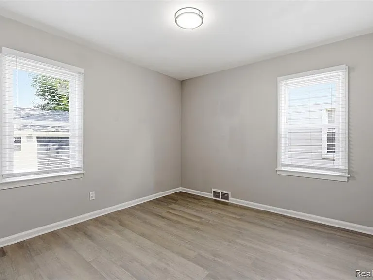 9774 Manistique St — Photo 11