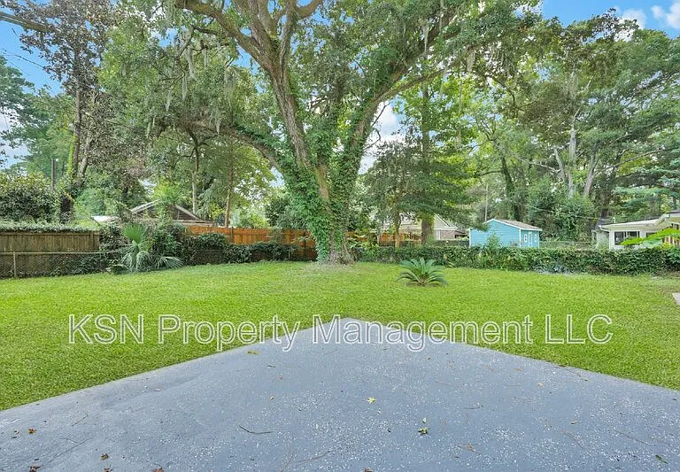 117 Windsor Rd — Photo 50