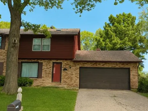 18 Ginger Lake Dr W, Glen Carbon, IL 62034