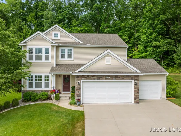 9231 Trafalgar Dr SE, Alto, MI 49302