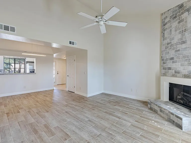 2931 E Rose Ln — Photo 3
