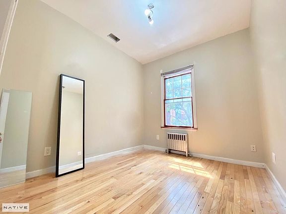 4th image of 20 Diamond St Floor 3