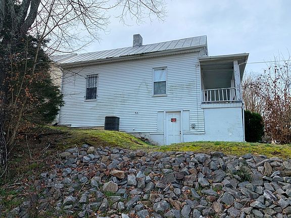 2nd image of 624 Cherry St