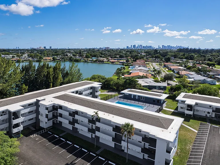 Lakeshore Presidential Apartments — Photo 21