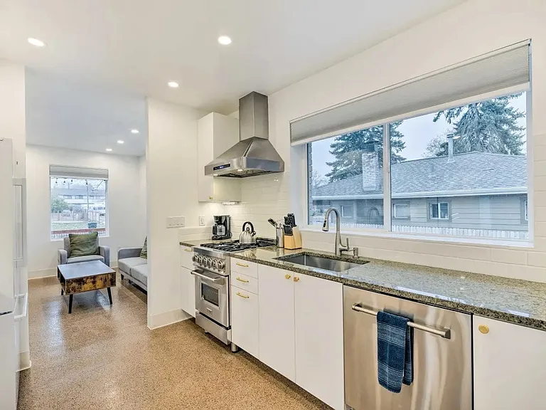 2324 S Green St #FRONT — Photo 14