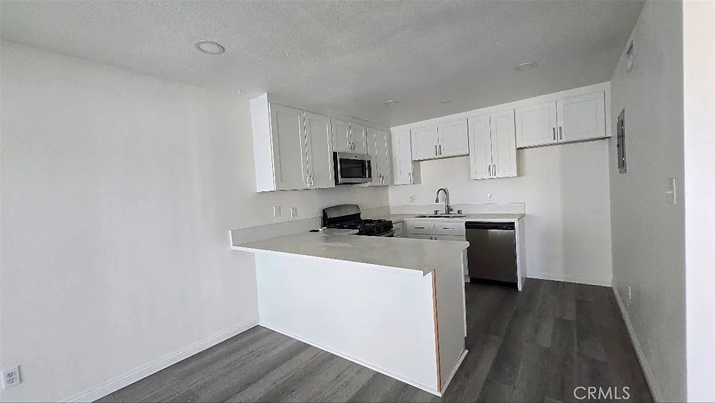 3 bed, 1300 sqft, $3,200 — Photo 1