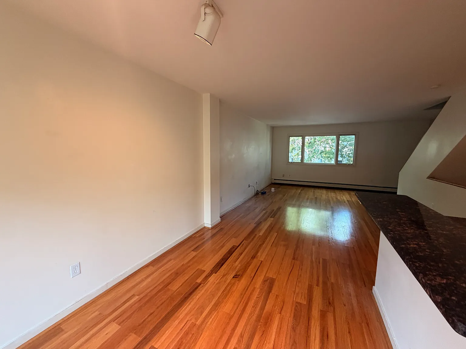 3 bed, 2.0 bath, 1350 sqft, $4,500 — Photo 4