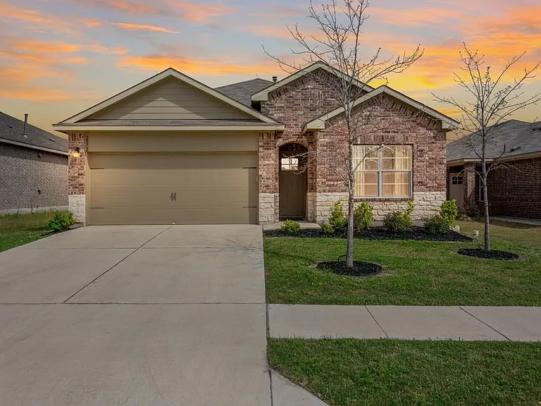 2072 Port Ellen Dr — Photo 2