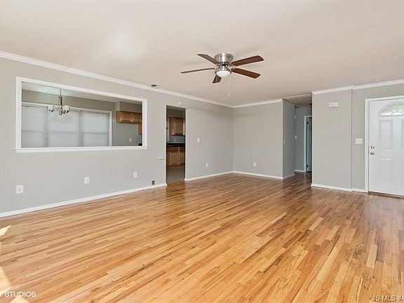 5th image of 1035 Edgebrook Dr E