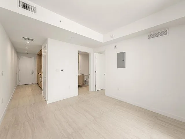 77 SE 5th St #5 — Photo 5