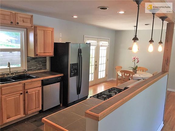 3rd image of 1481 Spruce Ave