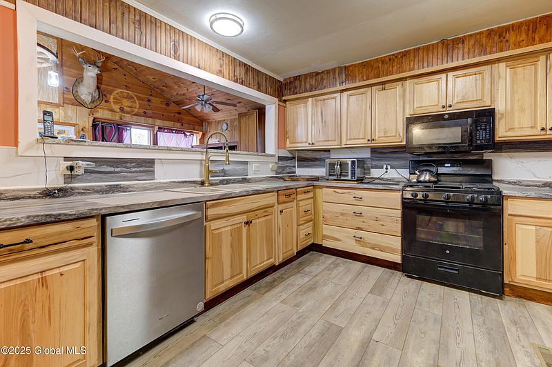 4th image of 589 Anderson Road