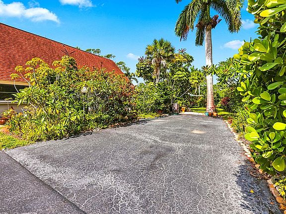 3rd image of 711 Banyan Blvd