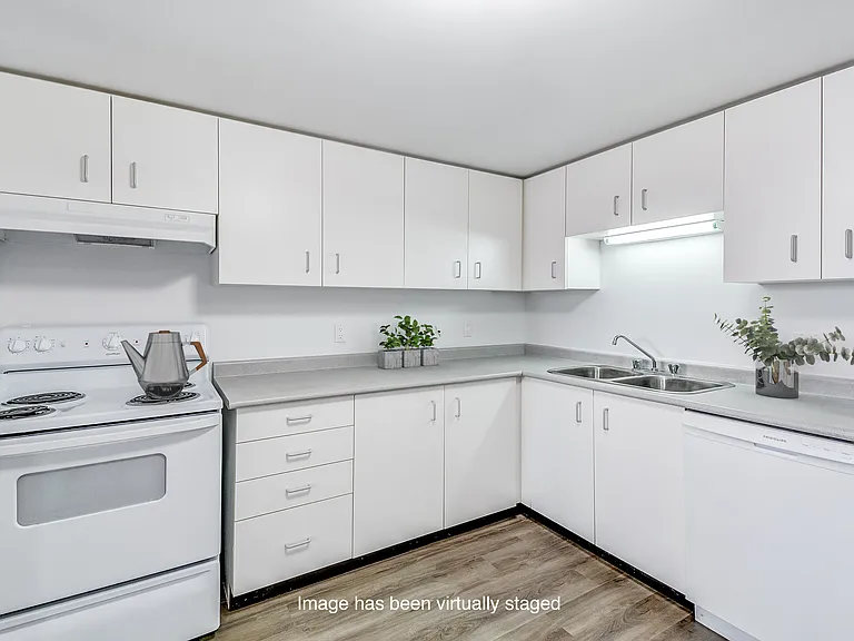 70 Queen St — Photo 14