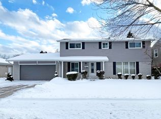 971 Canterbury Rd, Grosse Pointe Woods, MI 48236