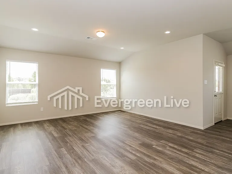 120 Ellis Dr — Photo 2