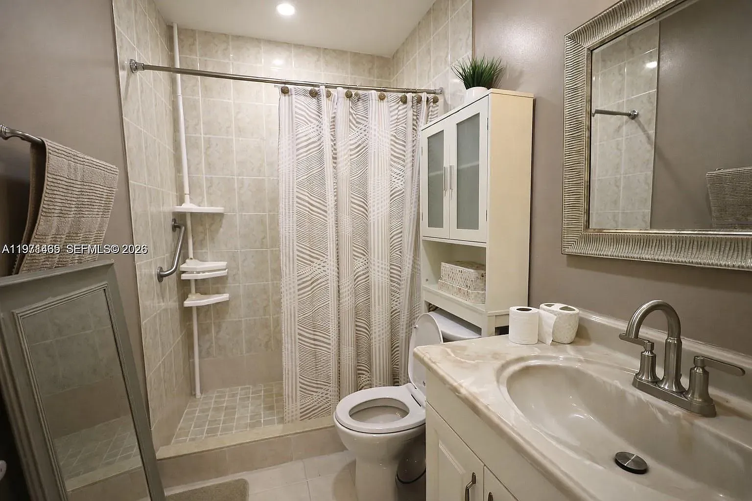 3 bed, 1.0 bath, 1015 sqft, $2,800 — Photo 3